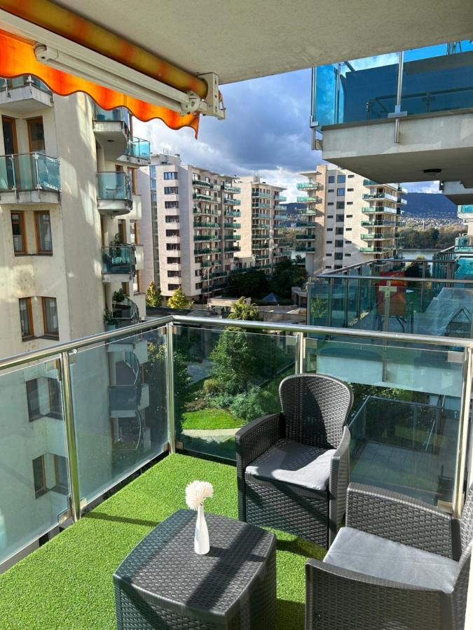 Marina Bay Apartman Budapest Esterno foto